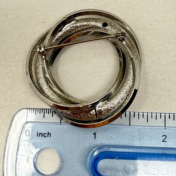 Vintage Open Twisted Circle Brooch Silver-Tone Faux Pearl Mid-Century Classic‎ - Picture 10 of 10